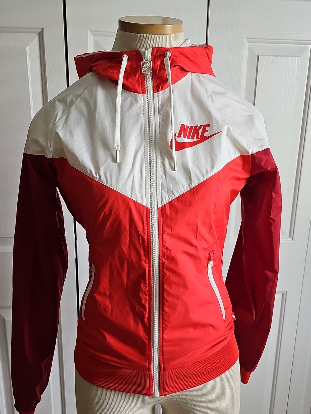 Nike Windrunner Jacket Womens Size XS Red White Colorblock Windbreaker Polyester
